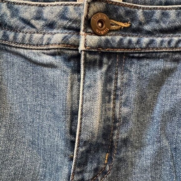 Vintage Denim Mid-Rise Rolled Cuff Capri Jeans With Button Details - Picture 5 of 11